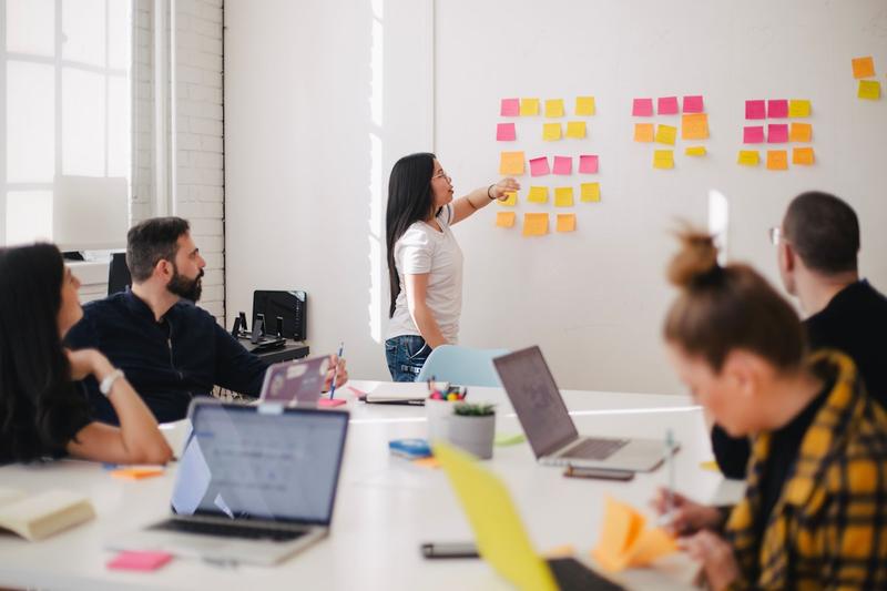 Équipe travaillant sur la conception d'un serious game sur mesure en entreprise