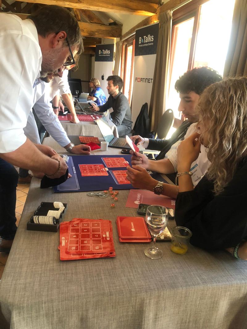 Séminaire d'entreprise gamifié : équipes en action lors d'un serious game Albus Factory