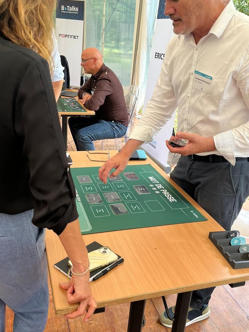 Équipe en entreprise lors d'une session de gamification collaborative